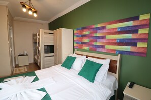 Vierbettzimmer, Meerblick | Minibar, Bügeleisen/Bügelbrett, kostenloses WLAN, Bettwäsche