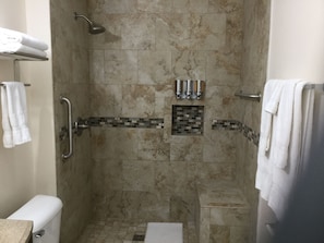 Dusche, Haartrockner, Handtücher, Seife