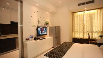 Deluxe Double Room | Desk, blackout curtains, free WiFi