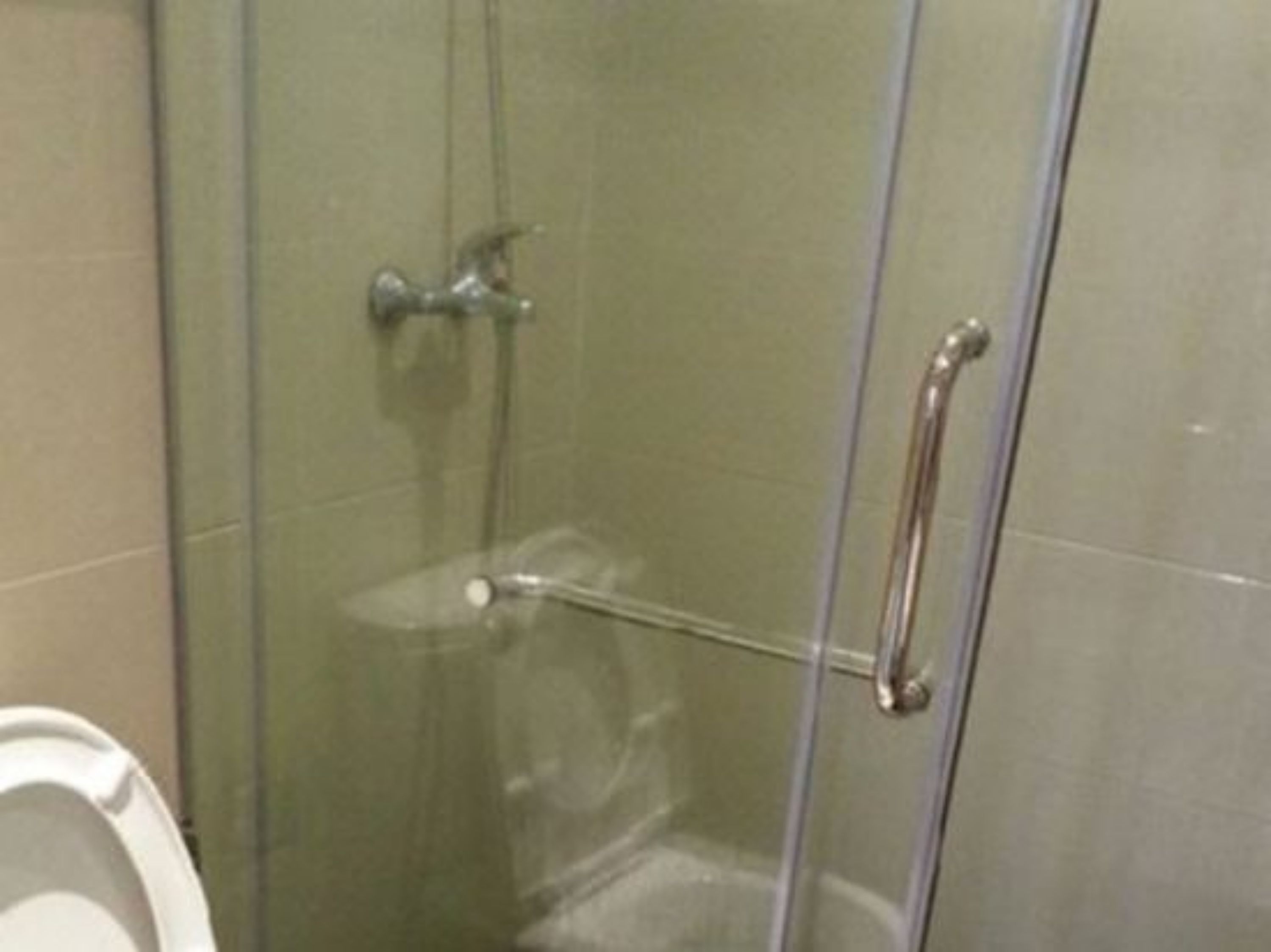 Deluxe-Doppelzimmer | Badezimmer | Dusche, kostenlose Toilettenartikel, Haartrockner, Hausschuhe