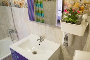 Serviettes fournies, papier toilette