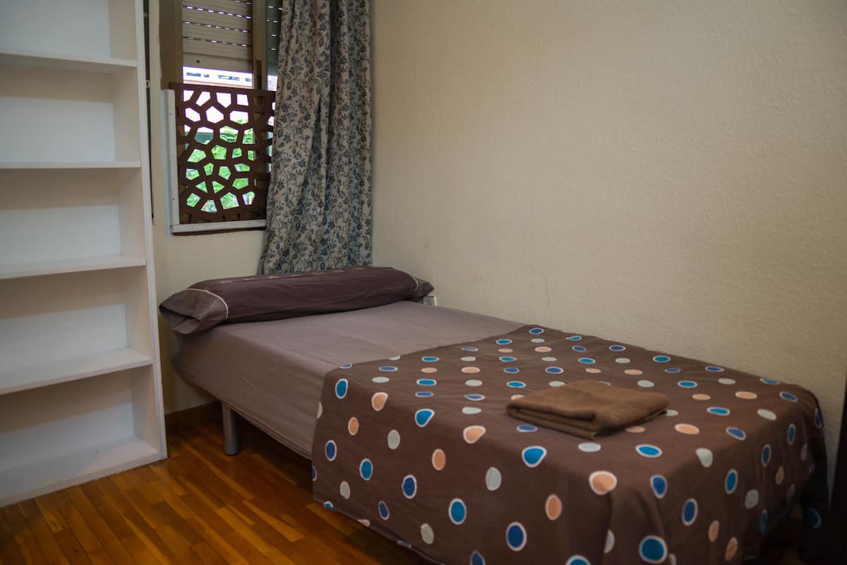 Single Room | Premium bedding, memory-foam beds, laptop workspace, blackout curtains