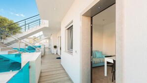 A modern interior with a staircase, a dining area, and a view of the outdoors. - Absolute Suite Apartments (Porto Cesareo)