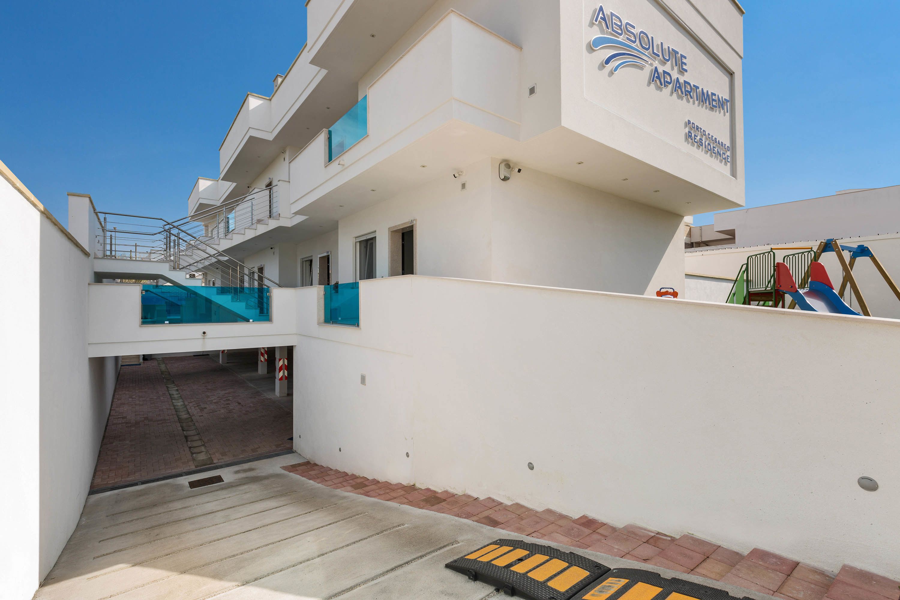Un immeuble moderne sur lequel on peut lire l’inscription : « APPARTEMENTS DE LUXE ».