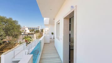 Apartamento família, 1 quarto (First Floor - 1055) | 1 quarto, cofres nos quartos, Wi-Fi de cortesia, roupa de cama