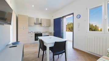 Full-sized fridge, oven, stovetop, cookware/dishes/utensils