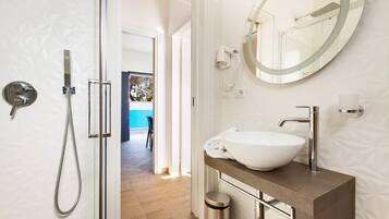 Comfort Apartment, 1 Bedroom (Ground Floor - 1049) | Bathroom | Shower, hair dryer, bidet, towels