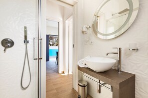 Leilighet – comfort, 1 soverom (Ground Floor - 1049) | Bad | Dusj, hårføner, bidé og håndklær