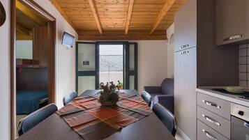 Perhehuoneisto, useita sänkyjä (995) | Yksityinen keittiö | Täysikokoinen jääkaappi, uuni, liesi