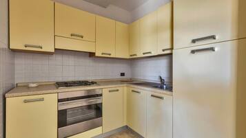Family Apartment, 2 Bedrooms (1070) | Dapur peribadi | Peti sejuk/penyejuk beku saiz penuh, ketuhar, dapur