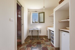 Chambre Familiale (1129) | Cuisine privée | Grand réfrigérateur, micro-ondes, four, plaque de cuisson