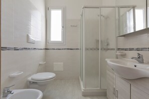 Ducha, secador de pelo, bidet