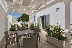 Departamento básico, 2 habitaciones (1064) | Terraza o patio