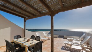 A terrace with a table and chairs, overlooking the sea. - Residence Tabù (Porto Cesareo)