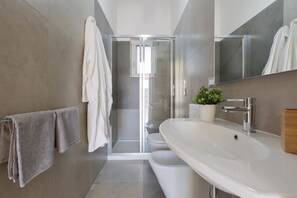 Family Apartment, 2 Bedrooms (1000) | Bathroom | Shower, hair dryer, bidet - Villa Del Conte (Porto Cesareo)