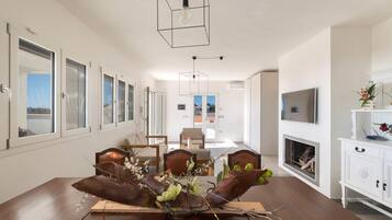 Panoramic Apartment, 4 Bedrooms (999) | Living room | TV