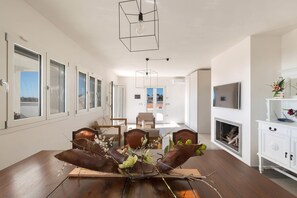 Panoramic-Apartment, 4 Schlafzimmer (999) | Wohnzimmer | Fernseher