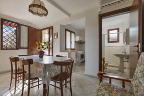 Family Apartment, 3 Bedrooms (981) | In-room dining