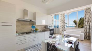 Panoramic-Apartment, 2 Schlafzimmer, Meerblick (1012) | Eigene Küche | Großer Kühlschrank, Mikrowelle, Ofen, Herdplatte