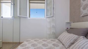 Apartemen Panorama, 2 kamar tidur, pemandangan laut (1012) | Setrika/meja setrika