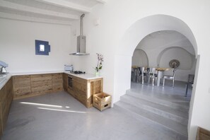 Chambre Exclusive | Coin petit déjeuner | Petit déjeuner composé de spécialités régionales compris tous les jours