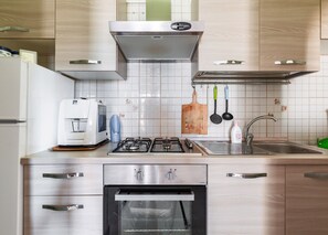 Basic-Apartment, 2 Schlafzimmer (1187) | Eigene Küche | Großer Kühlschrank, Ofen, Herdplatte, Kochgeschirr/Geschirr/Besteck