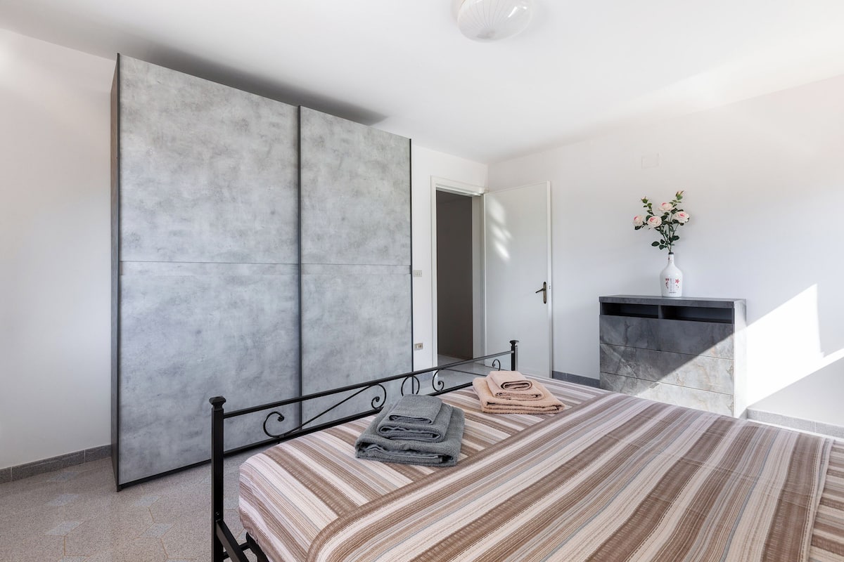 4 bedrooms, iron/ironing board, bed sheets