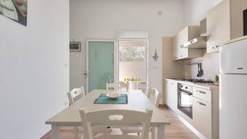 Comfort Apartment, 2 Bedrooms (1183) | Dapur peribadi | Peti sejuk/penyejuk beku saiz penuh, ketuhar, dapur