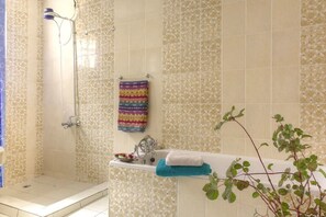 Apartment, 1 Double Bed, Non Smoking | Bathroom