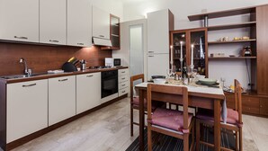 Apartamento, 1 habitación | Servicio de comidas en la habitación