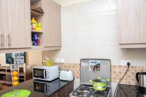 Frigorífico, microondas, horno y cafetera o tetera