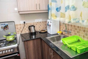 Kühlschrank, Mikrowelle, Ofen, Wasserkocher mit Kaffee-/Teezubehör