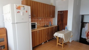 Appartement | Coin cuisine privé | Grand réfrigérateur, four, plaque de cuisson