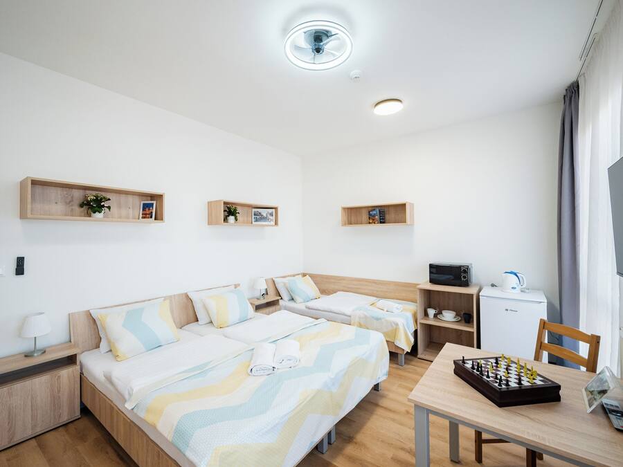 1 habitación, ropa de cama hipoalergénica y escritorio