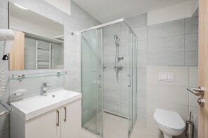 Standard Twin Room | Bathroom - University Hotel (Prague)