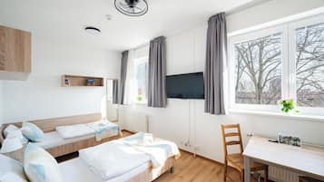 1 sovrum, allergitestade sängkläder, skrivbord och mörkläggningsgardiner