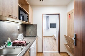 Basic Twin Room | Private kitchen