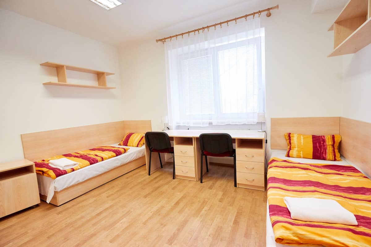 Chambre de base avec lits jumeaux, salle de bains commune | 1 chambre, literie hypoallergĂ©nique, bureau, rideaux dâobscurcissement