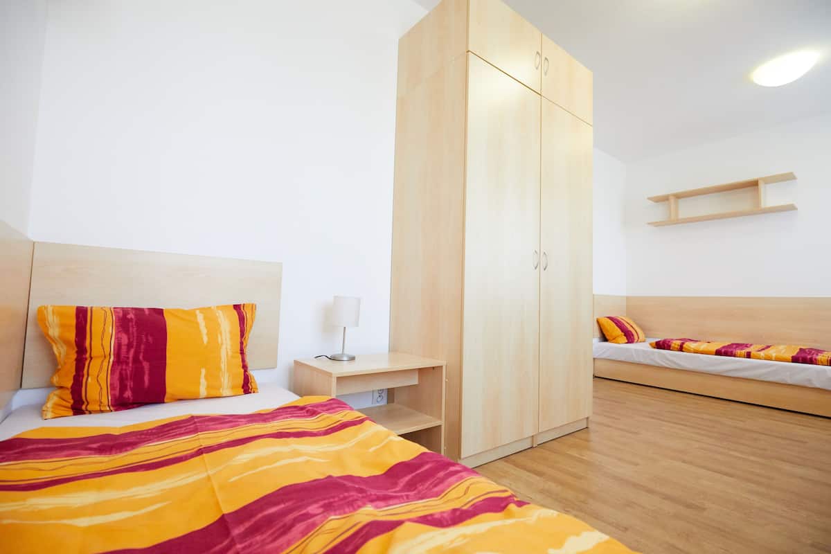 1 chambre, literie hypoallergĂ©nique, bureau, rideaux dâobscurcissement