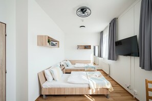 1 Schlafzimmer, Allergikerbettwaren, Schreibtisch, Verdunkelungsvorhänge