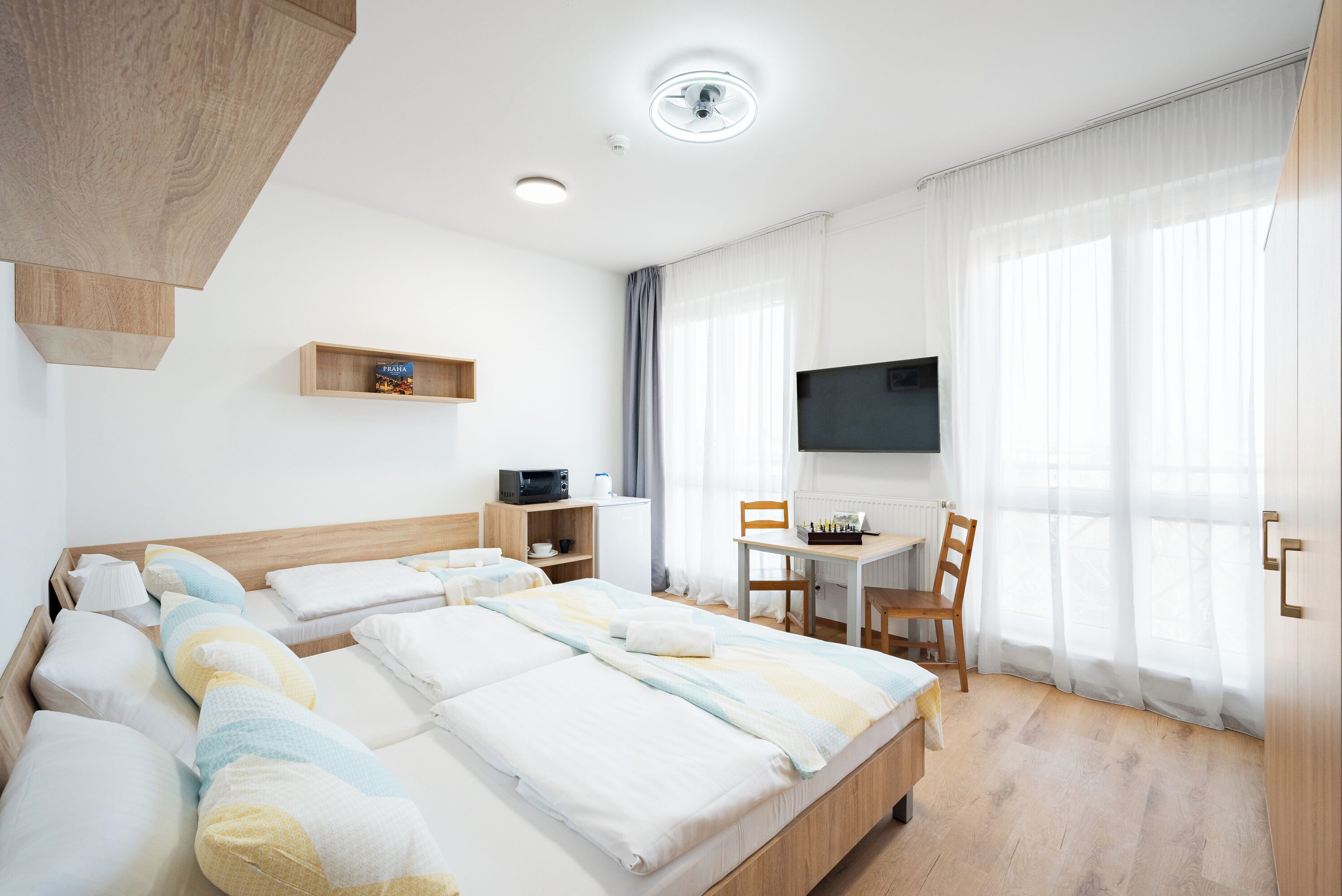 Dreibettzimmer | 1 Schlafzimmer, Allergikerbettwaren, Schreibtisch, Verdunkelungsvorhänge