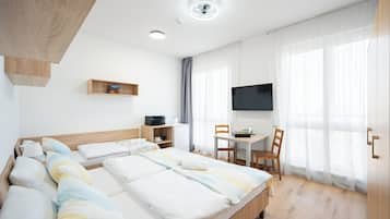 Dreibettzimmer | 1 Schlafzimmer, Allergikerbettwaren, Schreibtisch, Verdunkelungsvorhänge