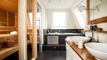 Die Gute Stube | Bathroom | Shower, free toiletries, hair dryer, bathrobes