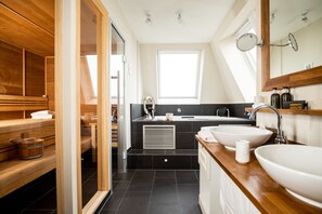 Habitació doble superior | Bany | Dutxa, articles de tocador gratuïts, assecador de cabells i barnussos 