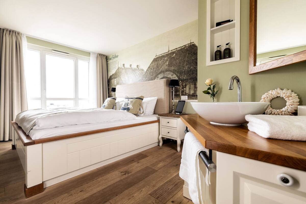 In-room safe, desk, soundproofing, free WiFi