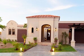 Vista frontal de la propiedad