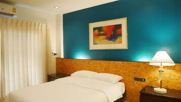 Standard Room, Queen Bed, Non Smoking | Hypo-allergenic bedding, desk, laptop workspace, blackout drapes