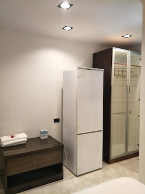 防敏寢具、書桌、手提電腦工作空間、遮光窗簾/窗簾