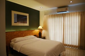 Hypo-allergenic bedding, desk, laptop workspace, blackout drapes - The 92 residence (Bangkok)