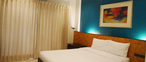 Standard Room, Queen Bed, Non Smoking | Hypo-allergenic bedding, desk, laptop workspace, blackout drapes